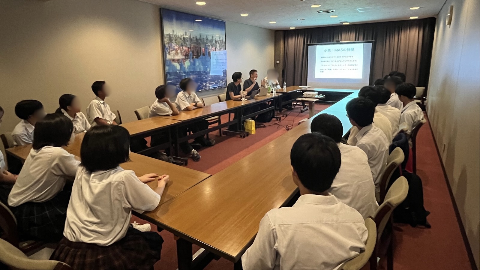 阪本拓人先生の模擬講義を受ける高校生たち