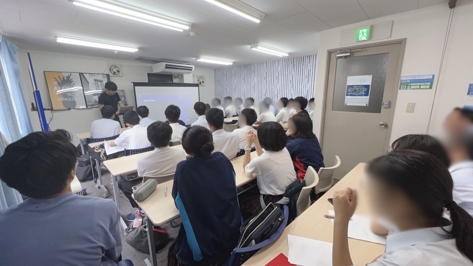 東大卒の経営者の話を聞く高校生たち