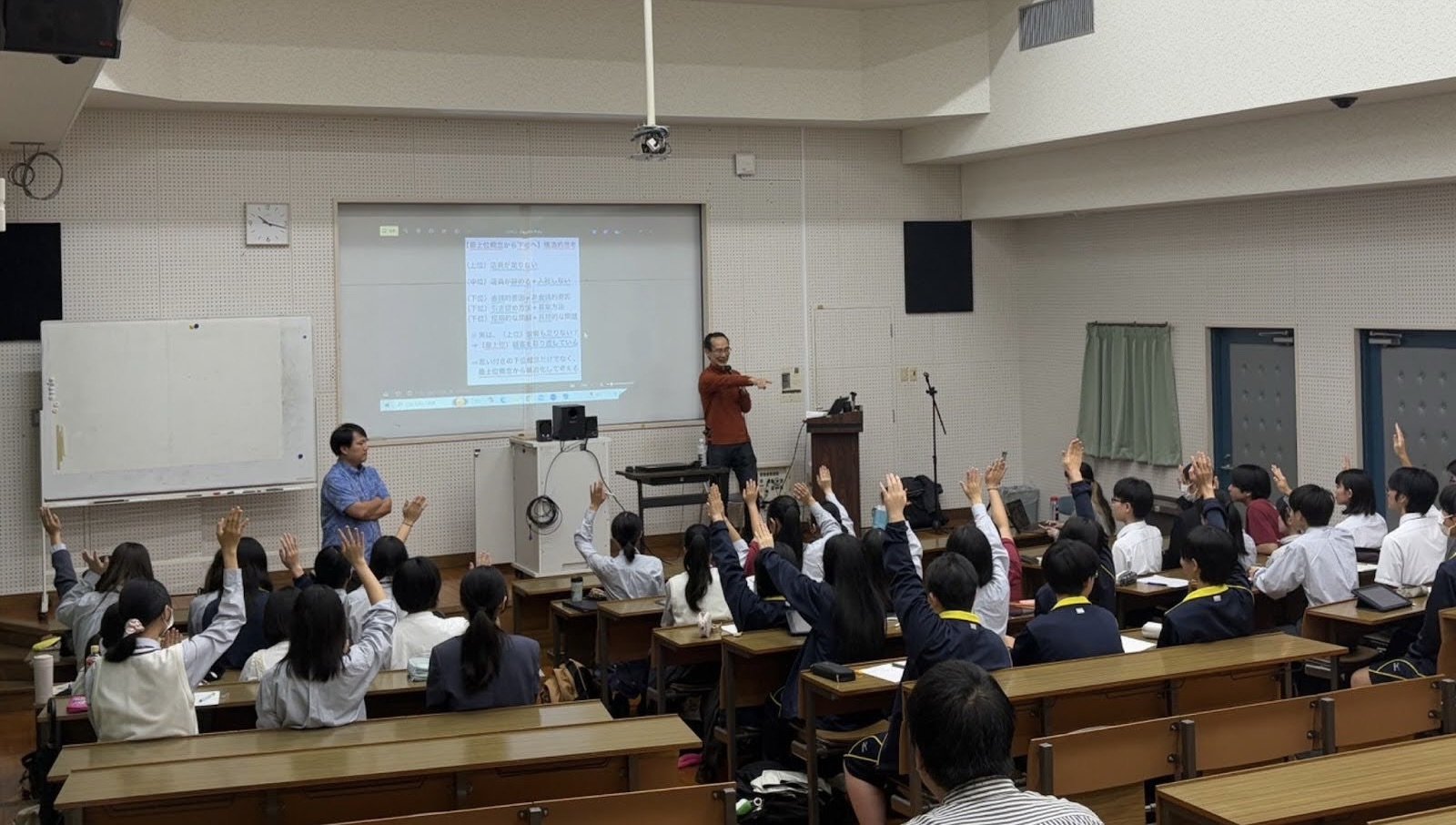 宇野先生の講義に集中する生徒たち