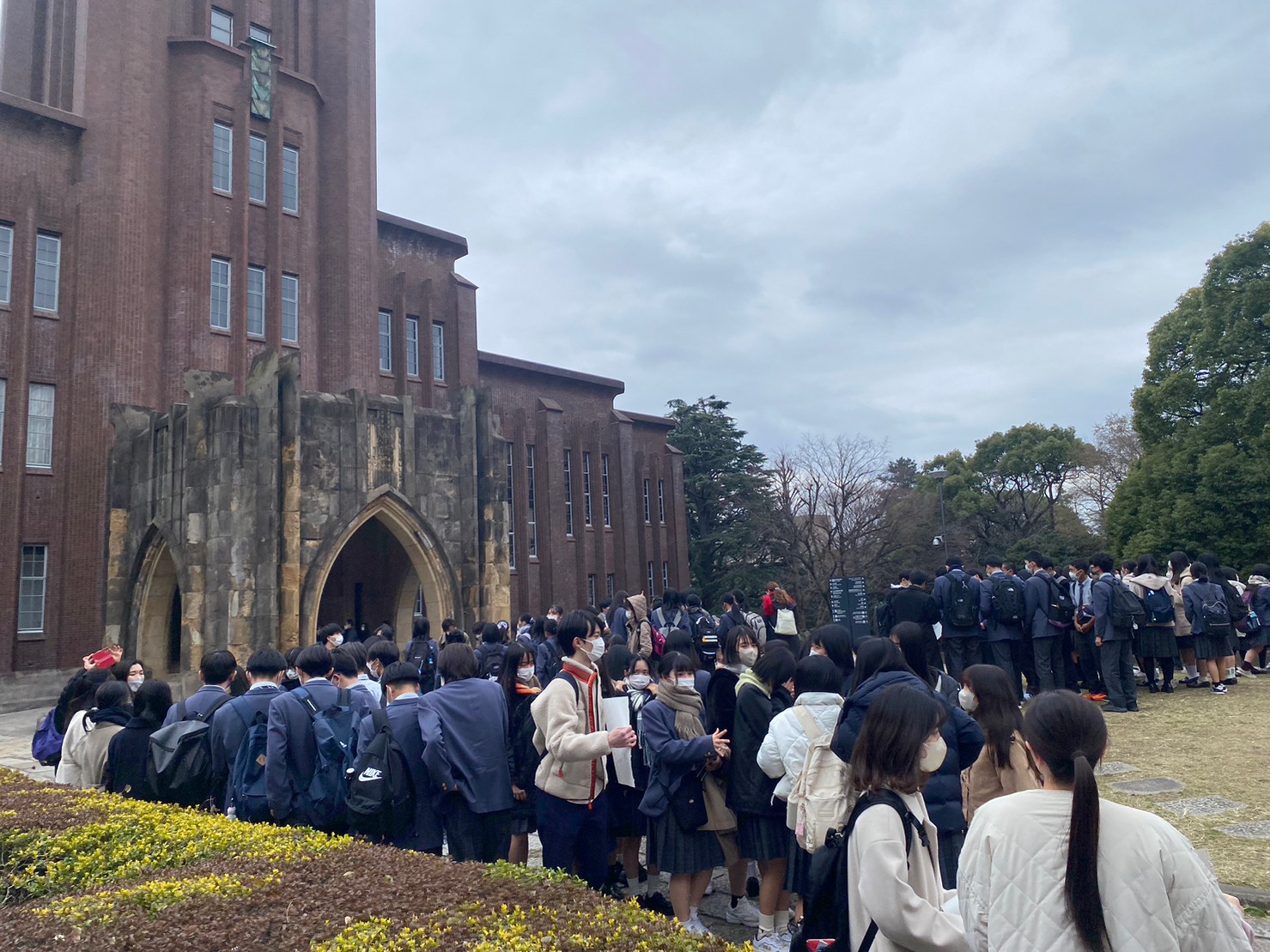 安田講堂前に集まる、キャンパスツアー参加生徒たち
